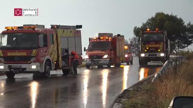 Los bomberos rescatan a una mujer atrapada en su vehículo por una riada