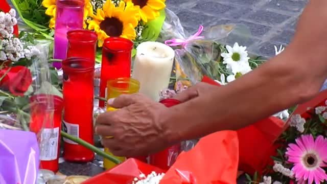 Las primeras flores de recuerdo llegan a La Rambla