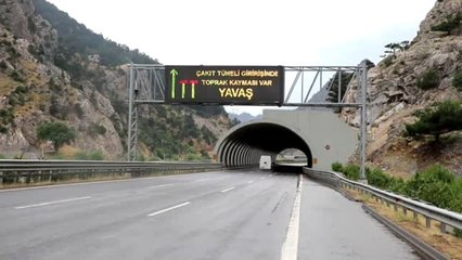 Pozantı'da otoyolda heyelan