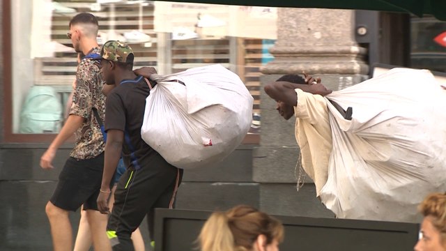 Carmena considera que los manteros no son un problema para Madrid