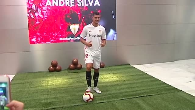 André Silva, presentado oficialmente con el Sevilla