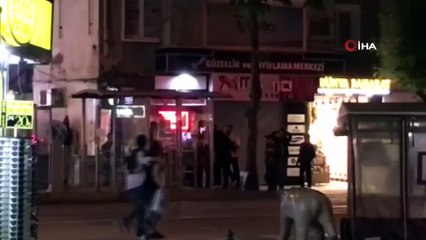 Tartıştığı gence temizlik süpürgesi fırlattı...Tramvay durağında süpürgeli kavga kamerada