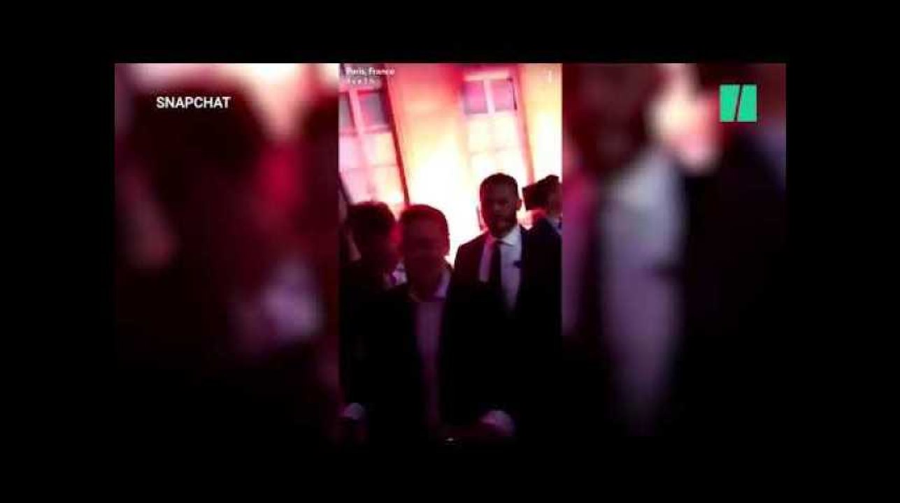 Brigitte et Emmanuel Macron s’accordent un bain de foule dans la Cour de l’Élysée