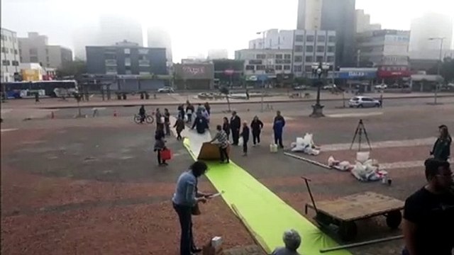 Fiéis começam a fazer tapete de Corpus Christi