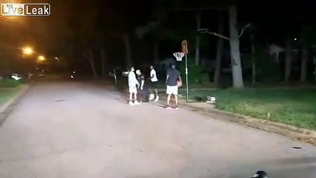 Appelé pour le bruit, ce policier joue au basket avec les jeunes à 4 heures du matin !