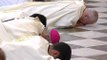 El arzobispo de Granada se postra ante el altar para pedir perdón por los abusos
