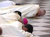 El arzobispo de Granada se postra ante el altar para pedir perdón por los abusos