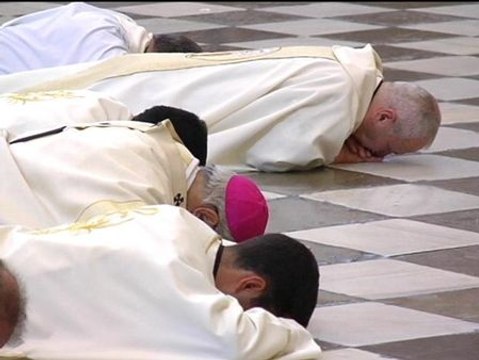 El arzobispo de Granada se postra ante el altar para pedir perdón por los abusos