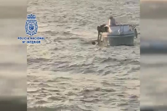 Rescatado al saltar de una embarcación de Salvamento Marítimo