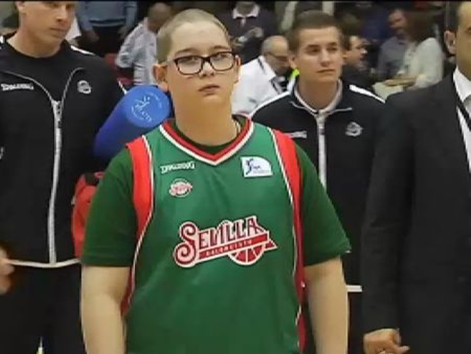 Emilio, un niño de 13 años con leucemia, uno más en el Baloncesto Sevilla