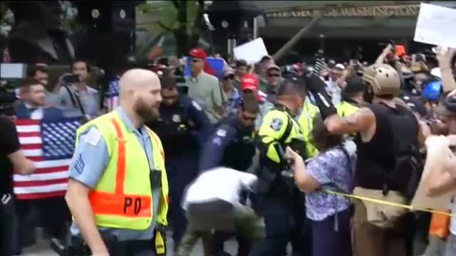 Marcha contra la concentración neonazi en Washington en el aniversario de Charlottesville