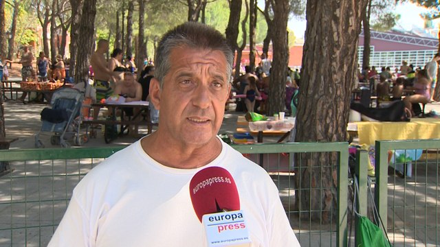 Visitantes acuden a la piscina de Aluche para aliviar el calor