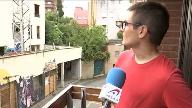 Una grúa abandonada preocupa a los vecinos de La Teixonera, Barcelona