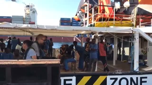 Llegan los refugiados rescatados por la ong Open Arms