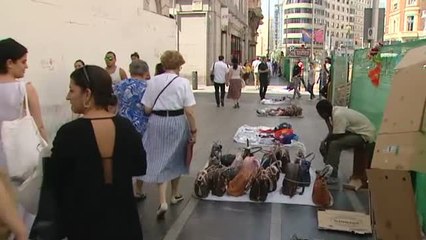 Los manteros ocupan la Gran Vía