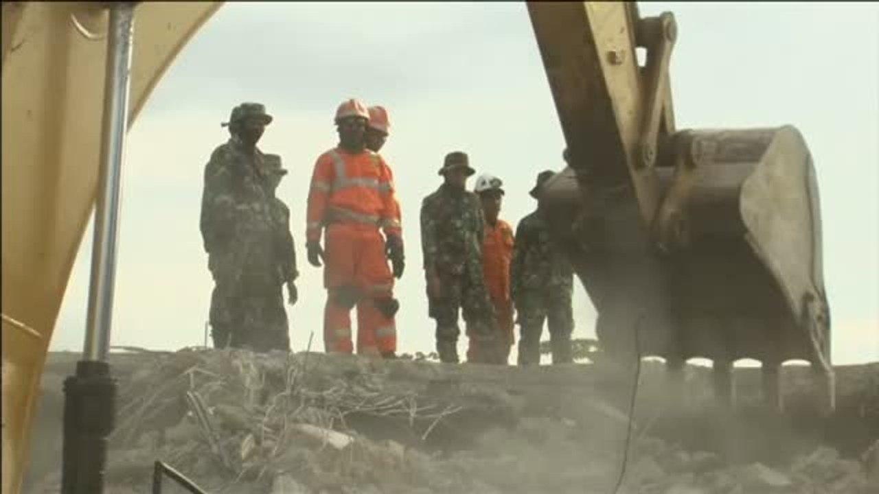 Casi cuatro días después del terremoto que asoló Indonesia, los equipos de emergencia siguen buscando supervivientes