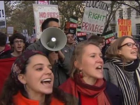 Masiva protesta en Londres por los recortes en educación