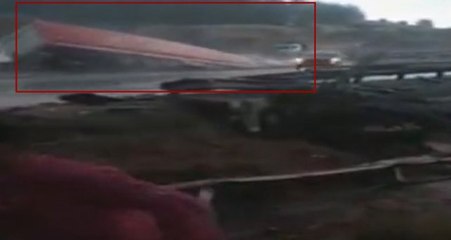 Adana'da TIR, çarptığı otomobille köprüden uçtu! Tam o an kamerada