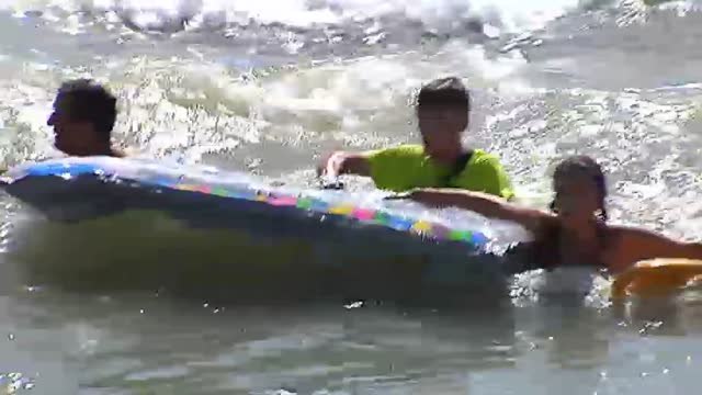 Muere un niño de cinco años en Barbate tras volcar la colchoneta hinchable con la que se bañaba