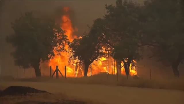 California continúa luchando contra el peor incendio de su historia