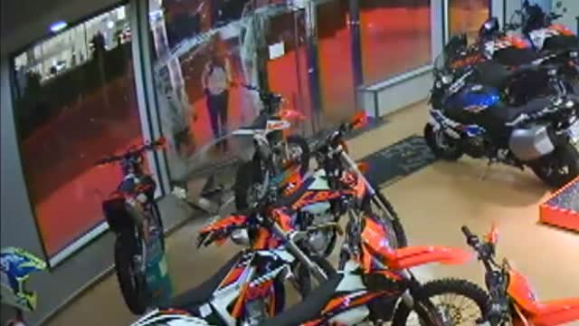 Desarticulada una banda que robaba tiendas de motos con el método del alunizaje