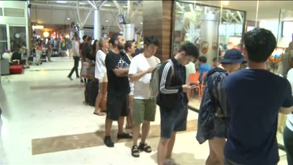 Miles de turistas intentan abandonar Indonesia tras el terremoto