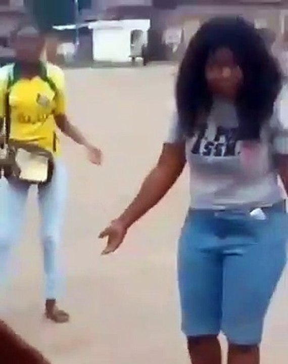 Il se dispute avec sa petite amie parce qu'elle a rejeté sa demande en mariage en public. Hilarant!