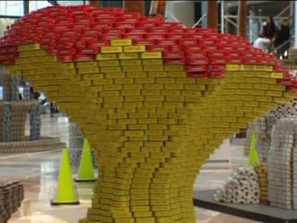 Esculturas con latas de comida