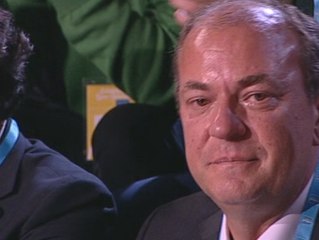 Monago rompe a llorar, emocionado por la defensa de su partido