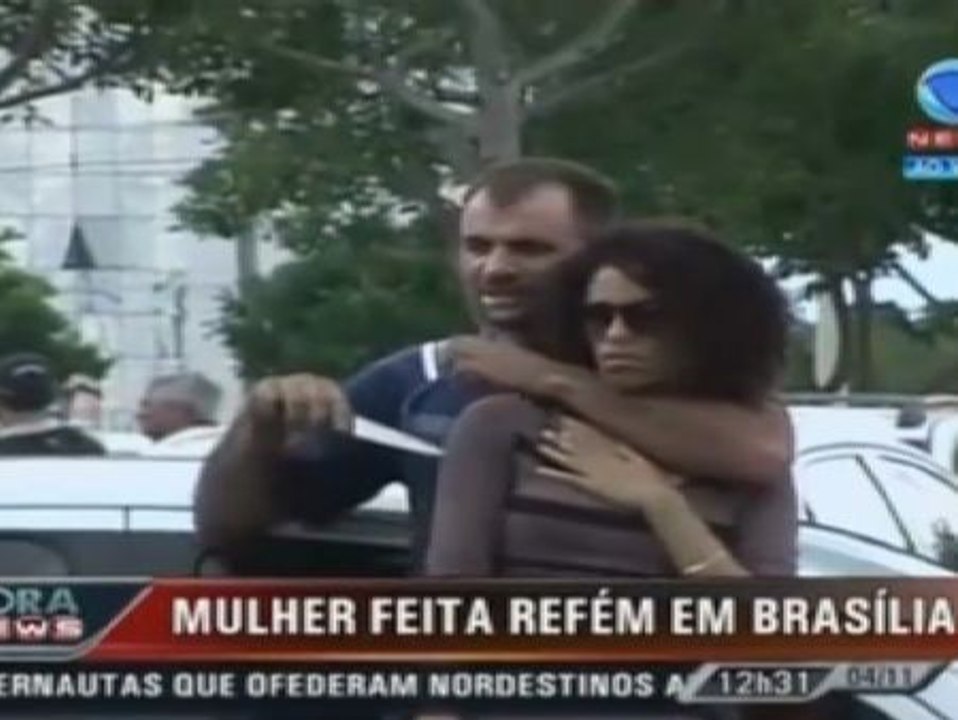 Un hombre agarra a una mujer y amenaza con matarla