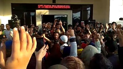 Ricuh PPDB, Wali Murid Penuhi Halaman Kantor Dindik Kota Surabaya