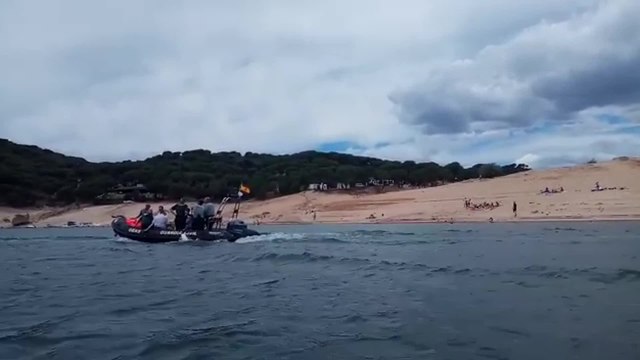 Patrullera de la Guardia Civil en el pantano de San Juan