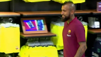Arturo Vidal posa ante las cámaras en su primer día en Barcelona