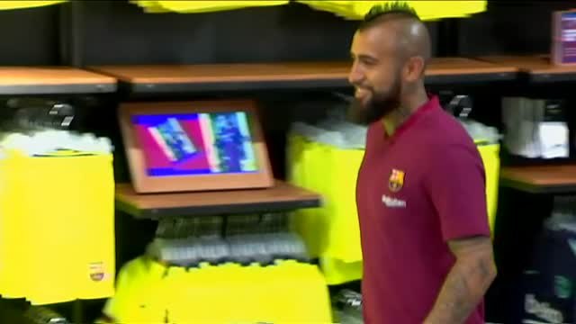 Arturo Vidal posa ante las cámaras en su primer día en Barcelona