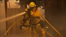 Los bomberos luchan contra un nuevo foco en el incendio de California