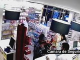 Un atracador es ignorado por los farmacéuticos y clientes de una farmacia en Sevilla