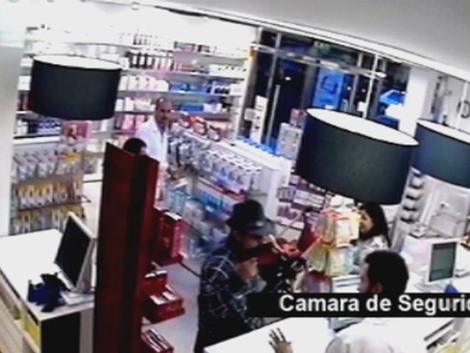 Un atracador es ignorado por los farmacéuticos y clientes de una farmacia en Sevilla