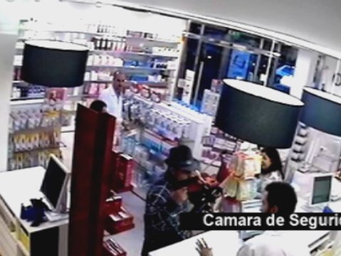 Un atracador es ignorado por los farmacéuticos y clientes de una farmacia en Sevilla