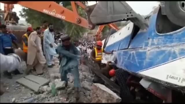 El choque de un autobús con un camión cisterna en Pakistán causa 18 muertos