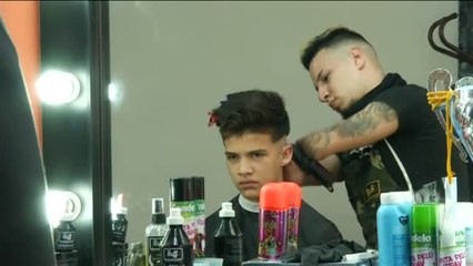 Un peluquero argentino sin manos crea tendencia en su peluquería hipster