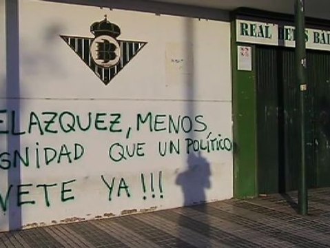 La afición del Betis pide la marcha de su entrenador