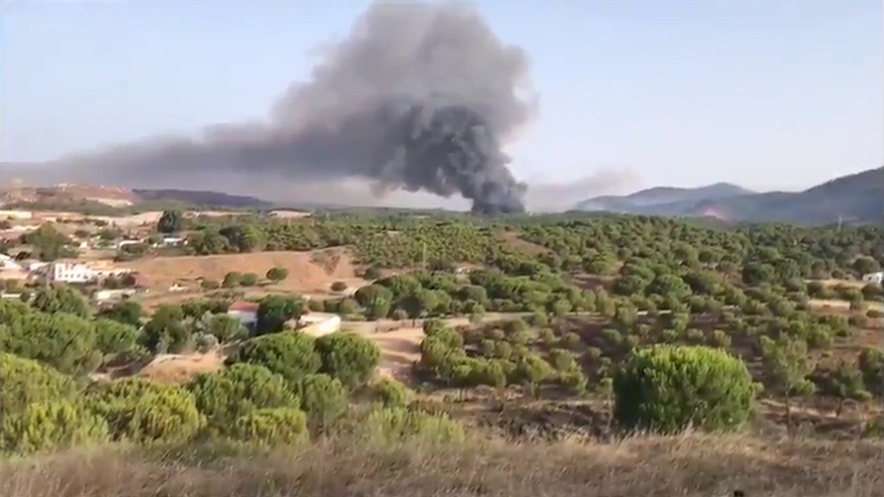 Continúan dos focos activos en el incendio de Nerva