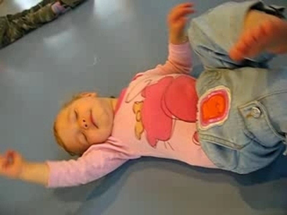 lola fait semblant de dormir