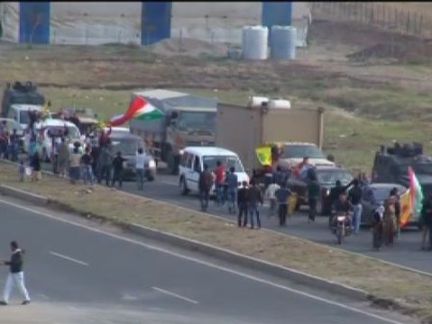 Soldados kurdos de Irak cruzan desde Turquía para ayudar en la defensa de la ciudad fronteriza de Kobani