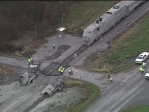 Un tren parte en dos a un camión en Estados Unidos