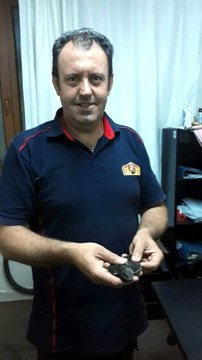 Çatıdaki ipe asılı kalan ebabil kuşunu itfaiye kurtardı