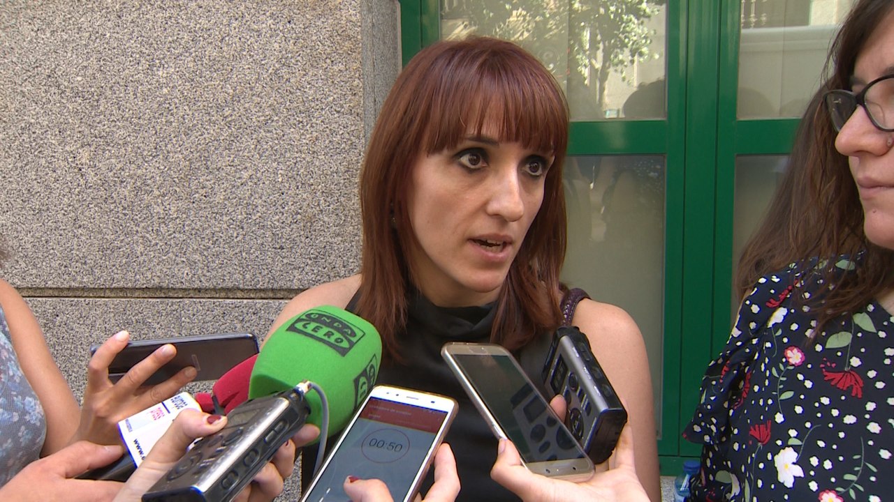 Entregan firmas para pedir el indulto de Juana Rivas