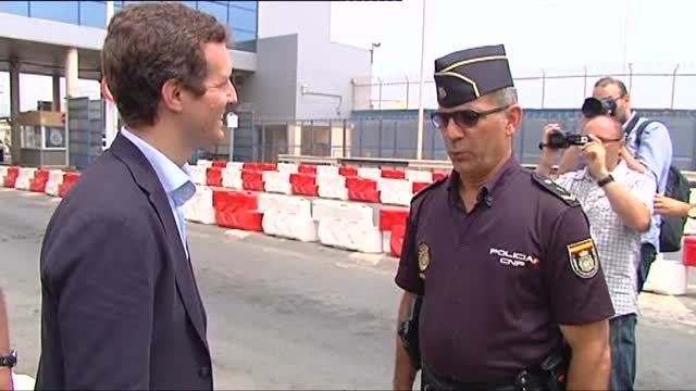 Casado visita en Ceuta a los agentes desplazados en la frontera del Tarajal