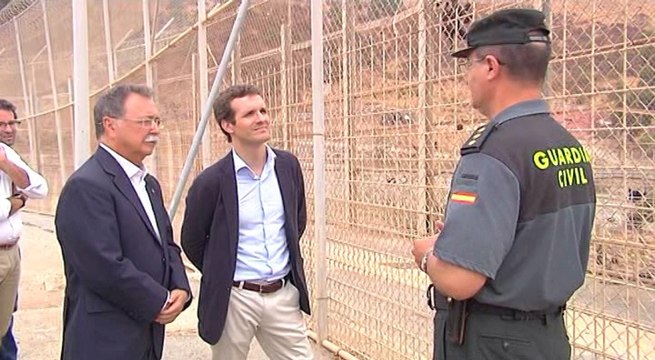 Casado visita el perímetro fronterizo de Ceuta