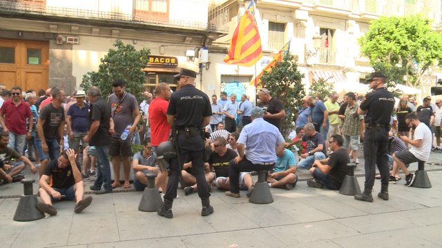 Un centenar de taxistas reciben a Ábalos al grito de corrupto